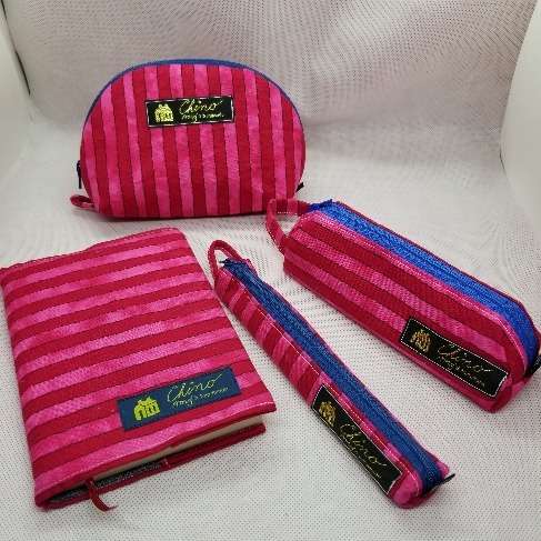 オリジナル雑貨のペンケースと、メモまたは、ブックケースを商品一覧でご紹介してます。是非ご覧下さい